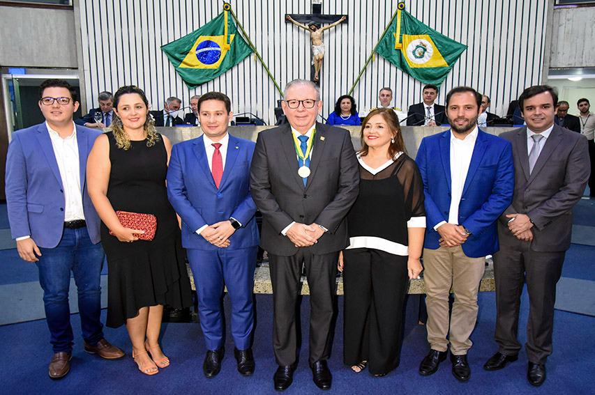 Ricardo Cavalcante recebe Medalha de Mérito Parlamentar