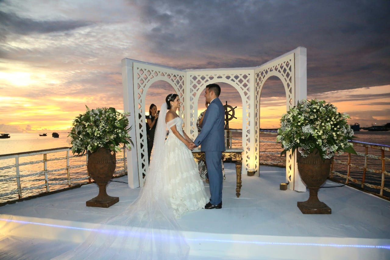 Amanda Aguiar e Daniel Leão se casam ao pôr do sol no Iate Clube