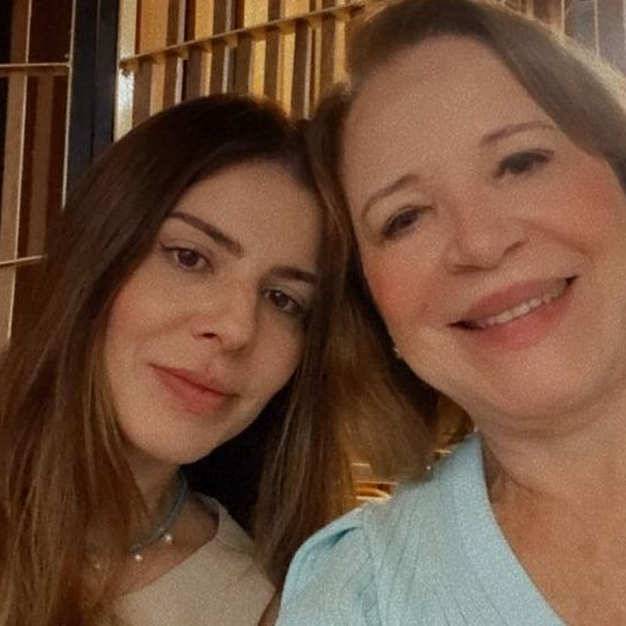 Carol Bezerra homenageia a mãe pelo aniversário dela