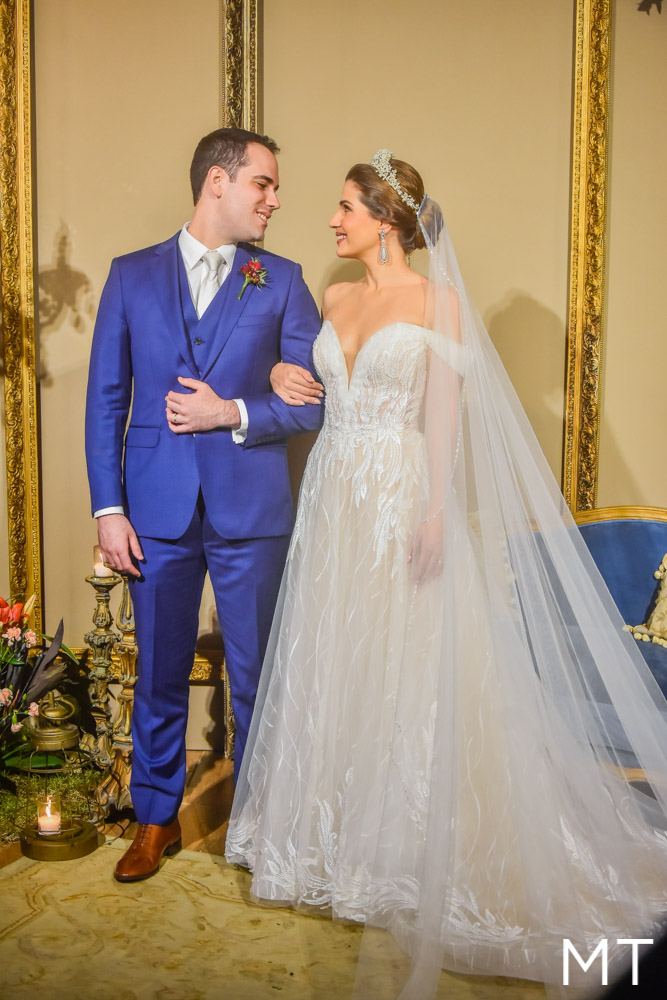Pamella Arruda e Lucas Castelo casam em cerimônia romântica na Igreja do Pequeno Grande