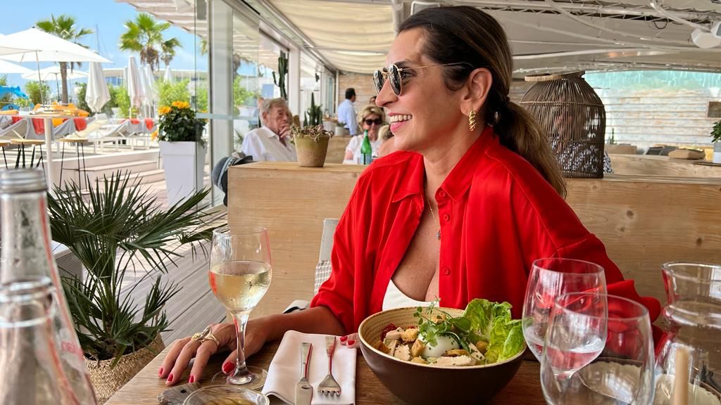 Márcia Travessoni faz tour no hotel Barrière Hotel Le Majestic Cannes; assista ao vídeo