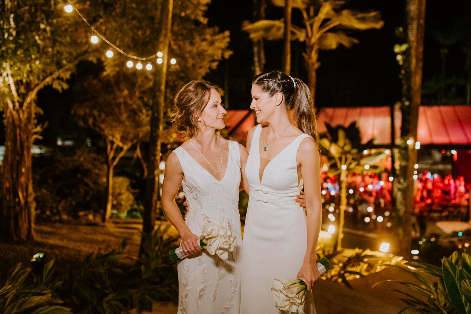 Carla Pontes e Amanda Arraes celebram o casamento com a família e amigos