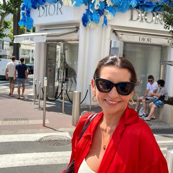 Márcia Travessoni aproveita último dia de viagem no hotel Barrière em Cannes