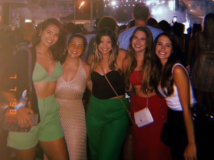 Paulinha Assunção aproveita Ibiza entre amigos 