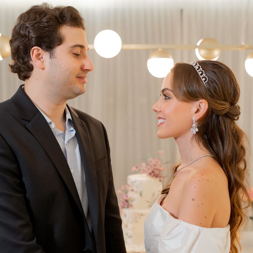 Natasha Dias Branco e André Rangel celebram noivado em jantar intimista
