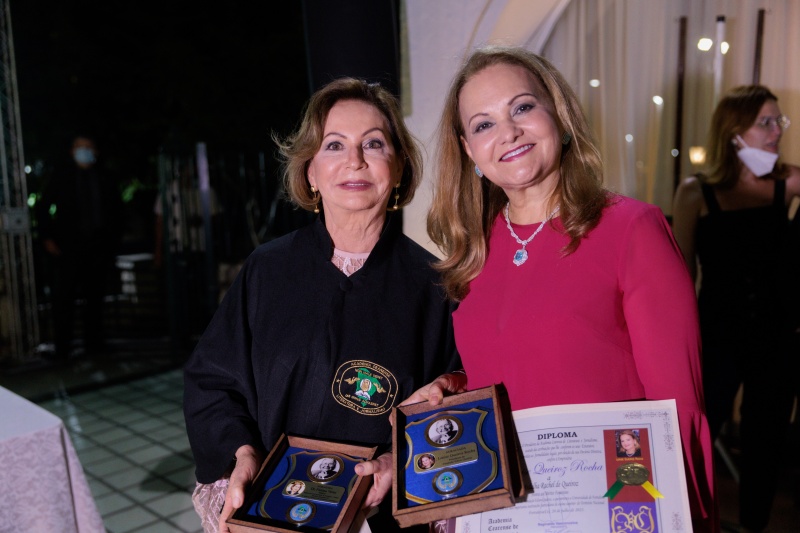 Academia Cearense de Literatura e Jornalismo homenageia personalidades com a Medalha Rachel de Queiroz 