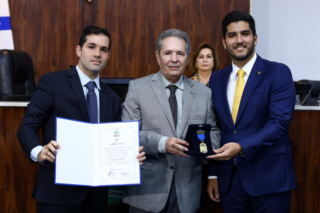Lenise Queiroz recebe Medalha Paulo Freire