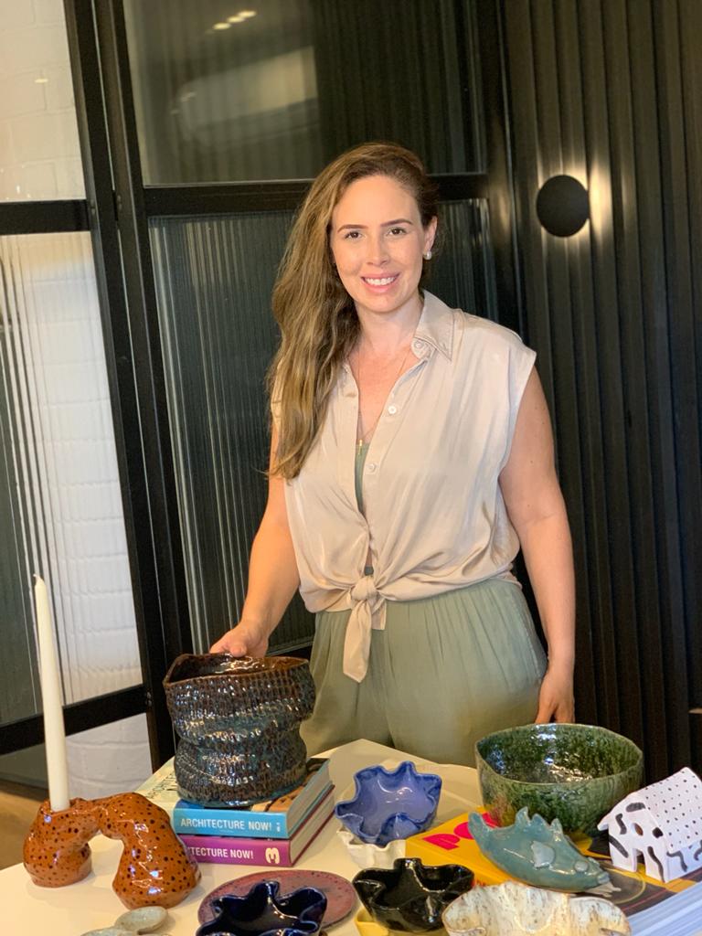 Arquiteta Nicole Fiuza abre ateliê de cerâmica com aulas individuais e para grupos pequenos