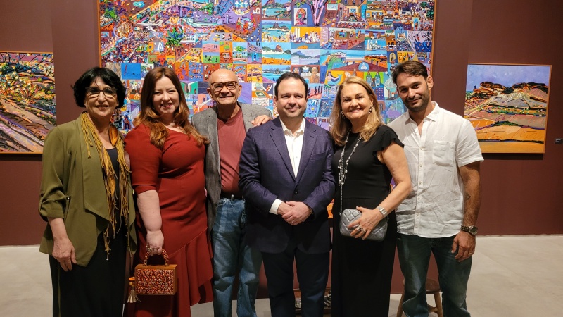 Igor Queiroz Barroso recebe convidados na abertura da exposição ‘Barroco Sertanejo’