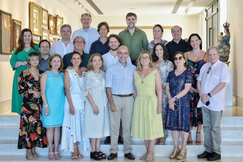 Manoela Queiroz e Ricardo Bacelar recebem presidente da Fundação Bienal São Paulo em almoço