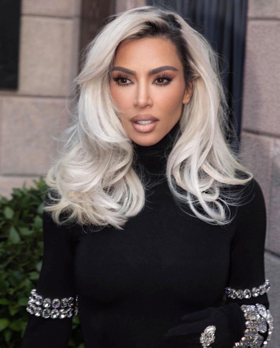 Kim Kardashian lança linha de decoração com lixeira que custa R$ 695