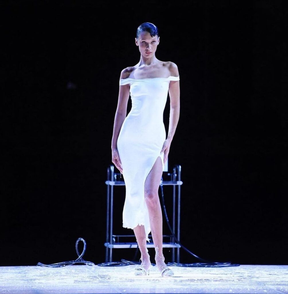 Bella Hadid na Paris Fashion Week: qual é o material do vestido criado com  spray?