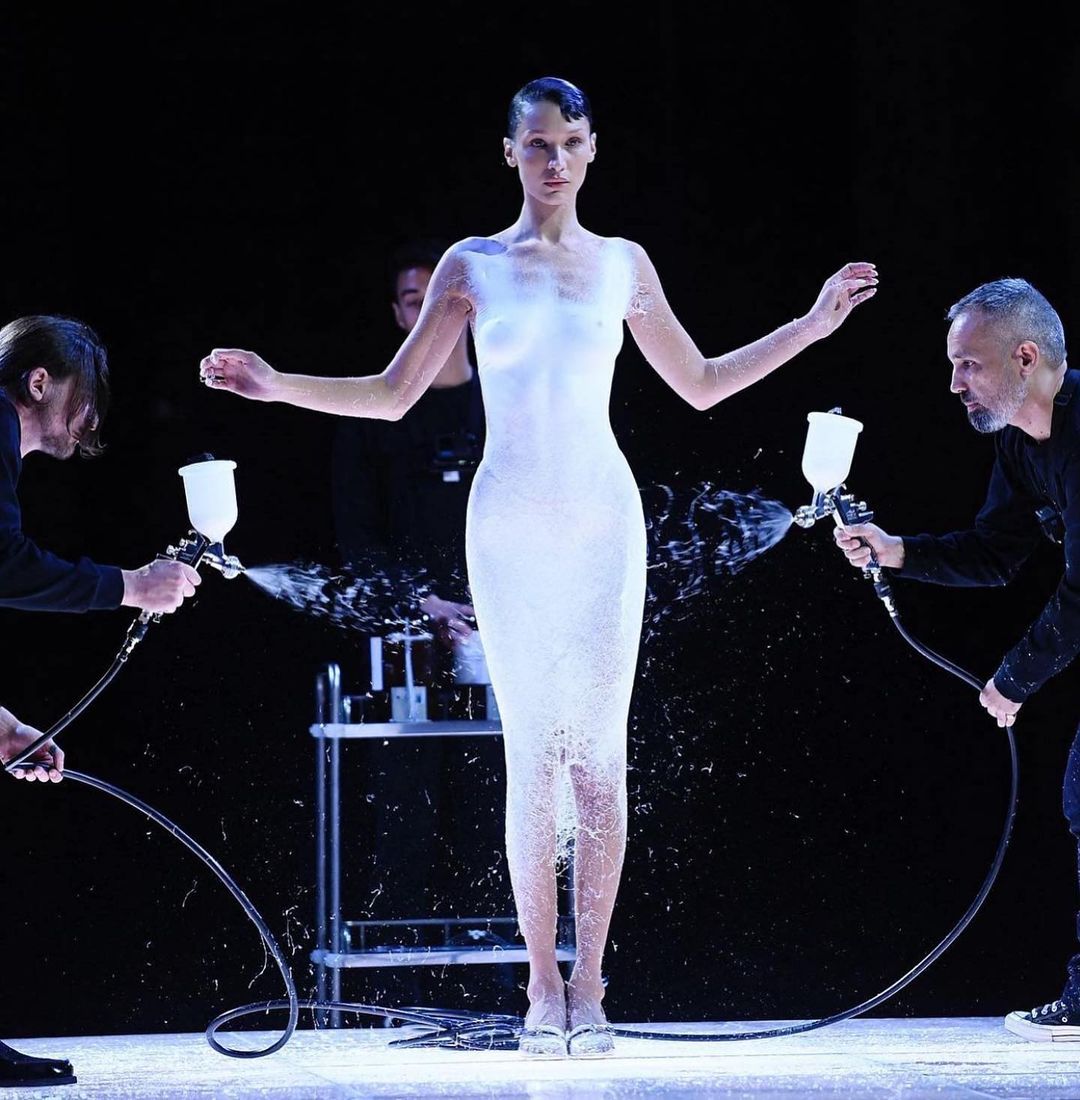 Bella Hadid na Paris Fashion Week: qual é o material do vestido criado com spray?