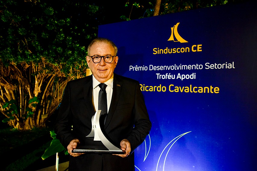 Ricardo Cavalcante é agraciado com o Troféu Desenvolvimento Setorial durante Prêmio da Construção