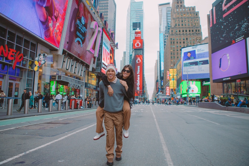 Zé Vaqueiro e Ingra curtem Nova York após turnê do cantor nos EUA