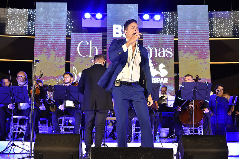 Marcos Lessa encanta ao cantar Roberto Carlos no BS Christmas