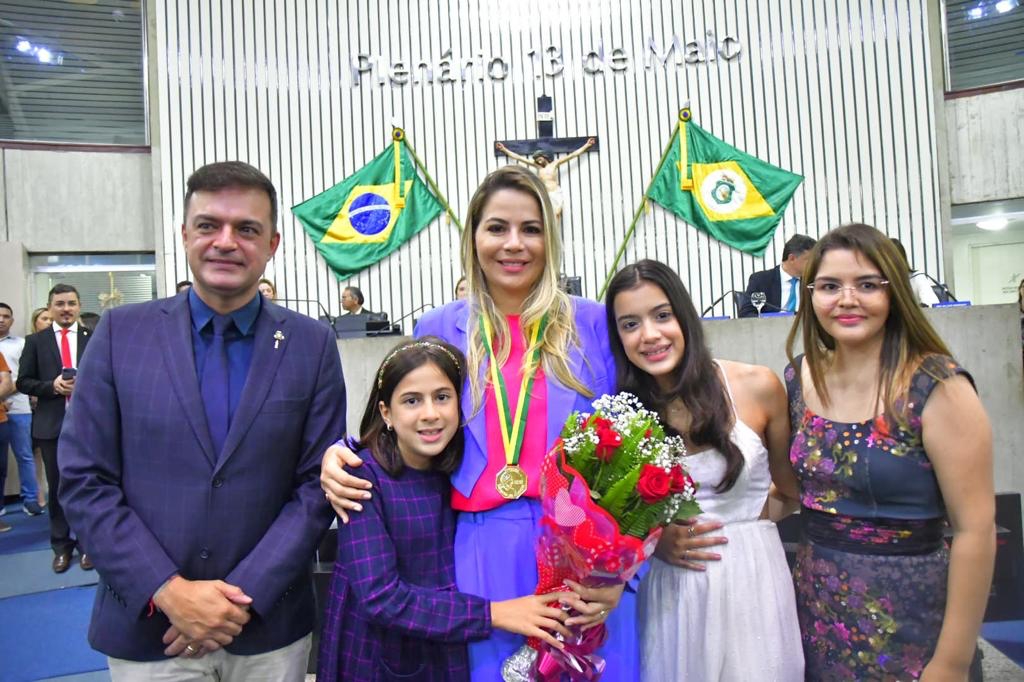 Onélia Santana recebe medalha Bárbara de Alencar