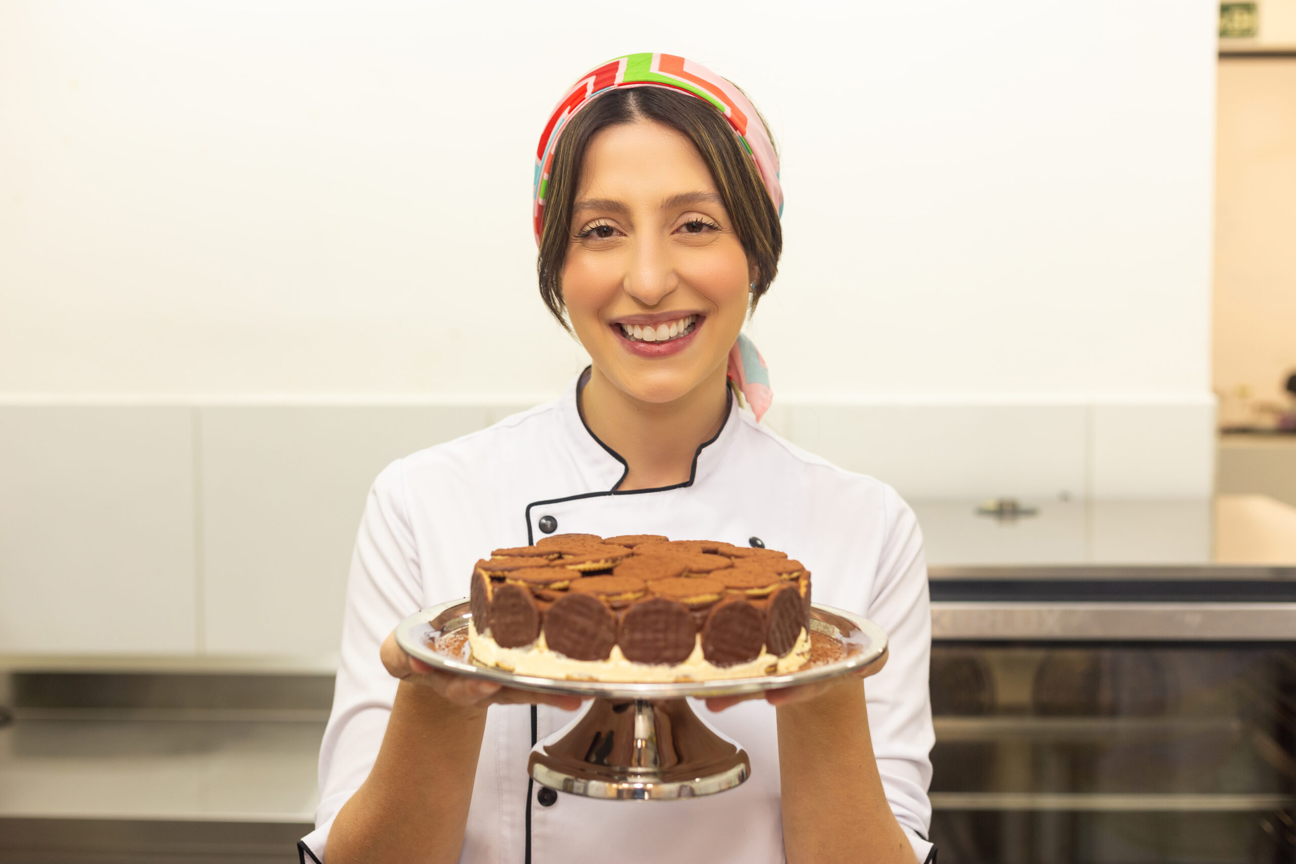 Bárbara Saunders ensina passo a passo de torta holandesa