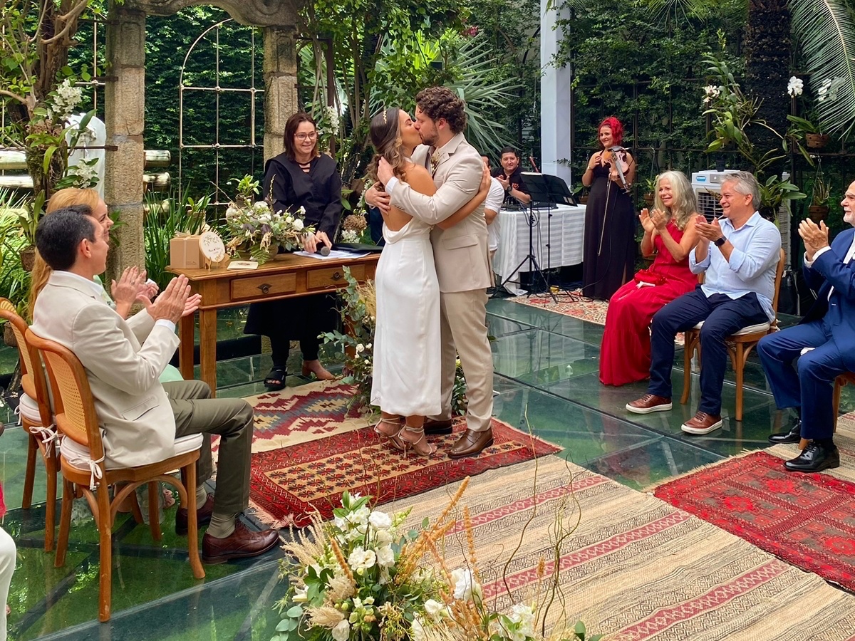 Maria Braz e Victor Perlingeiro se casam na Galeria Multiarte