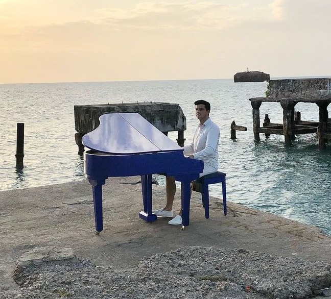 Conheça Paulo Rodrigo; pianista que toca em lugares inusitados no Ceará