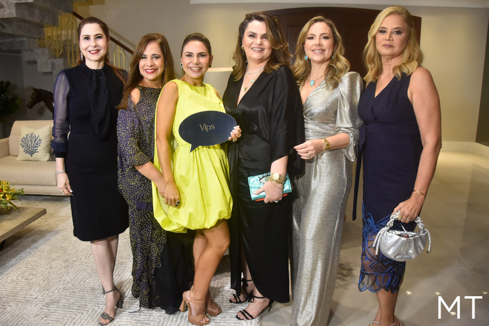 Adriana Queiroz celebra aniversário rodeada de amigas e família
