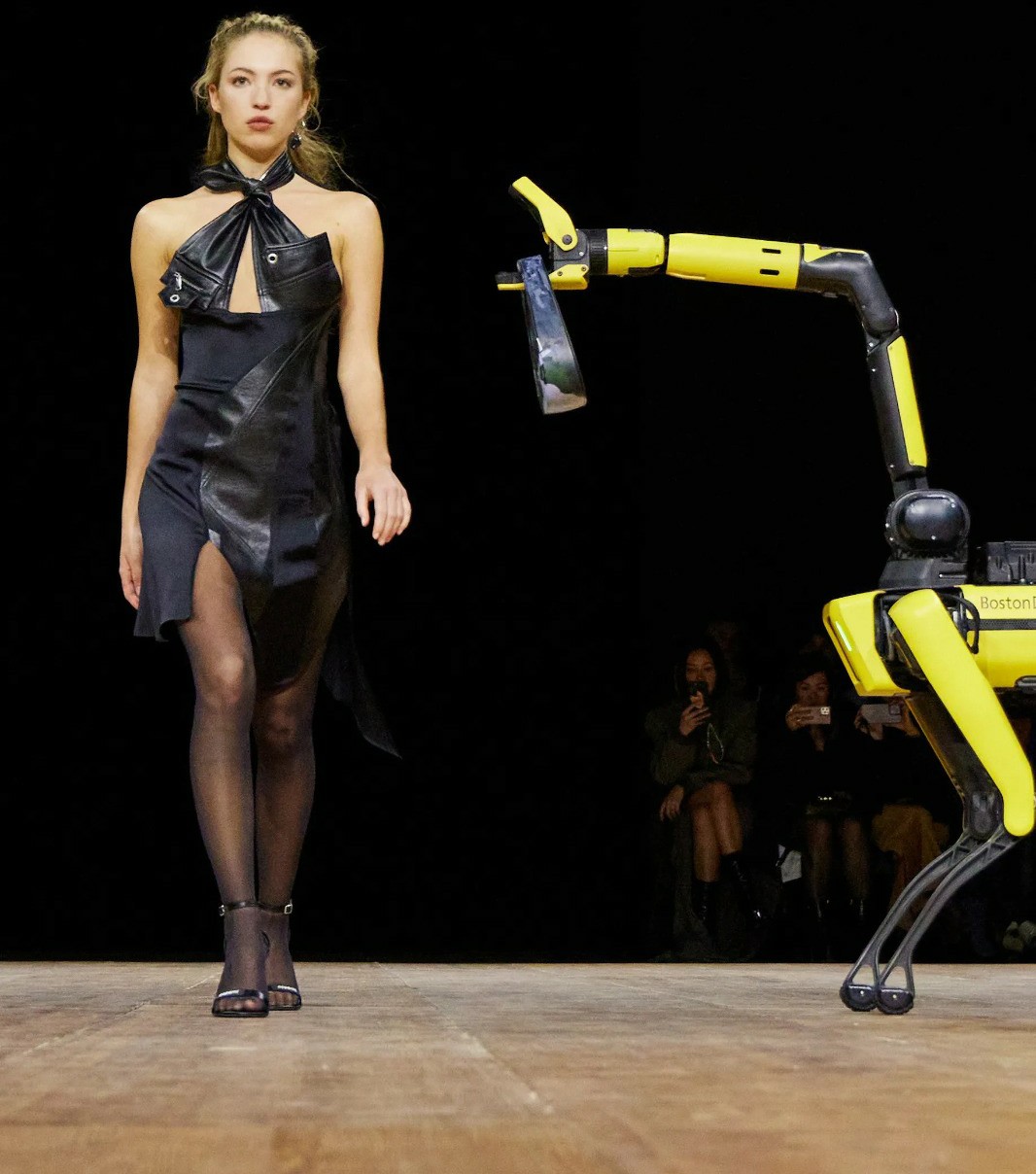 Coperni ousa e utiliza robôs em desfile na Paris Fashion Week