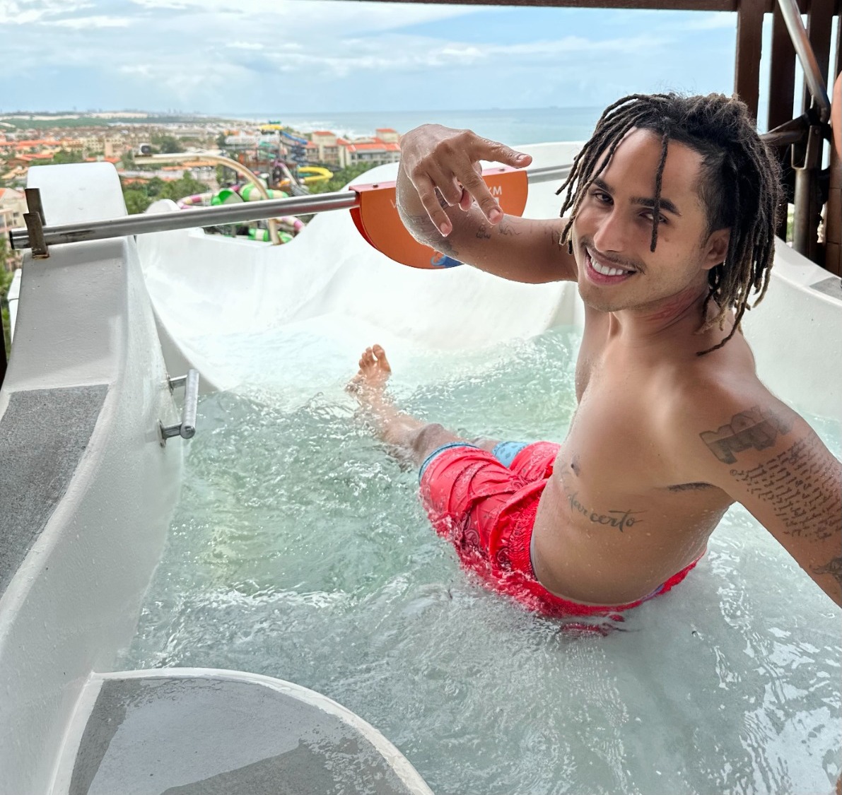 Matuê tem dia de diversão no Beach Park