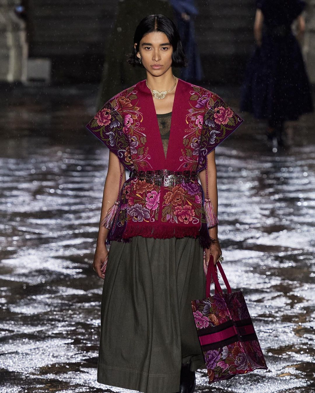 Dior lança nova coleção no México com referências à Frida Kahlo