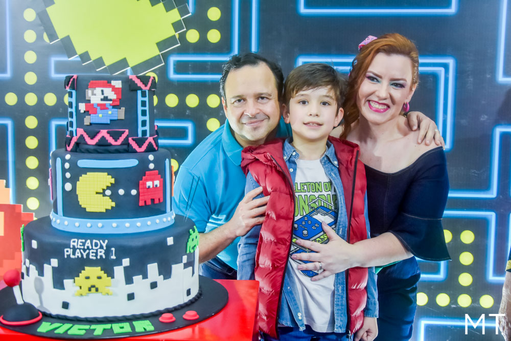 Aline e Igor Barroso festejam aniversário de oito anos do primogênito Victor