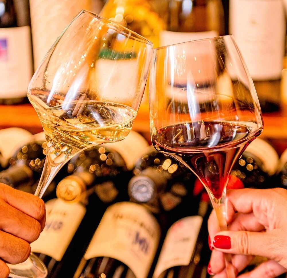 Brava Wine promove combo da felicidade com vinho à vontade