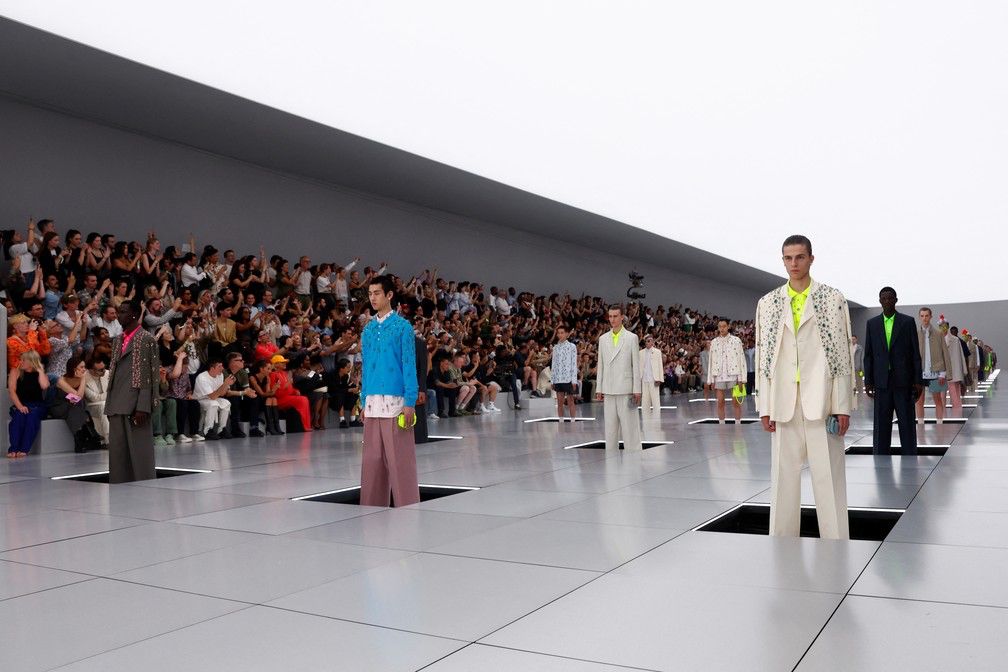 Modelos saem do chão durante desfile da Dior  na Semana de Moda Masculina em Paris