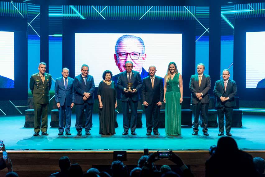 Ricardo Cavalcante é homenageado com Troféu Clóvis Rolim, maior comenda do comércio cearense