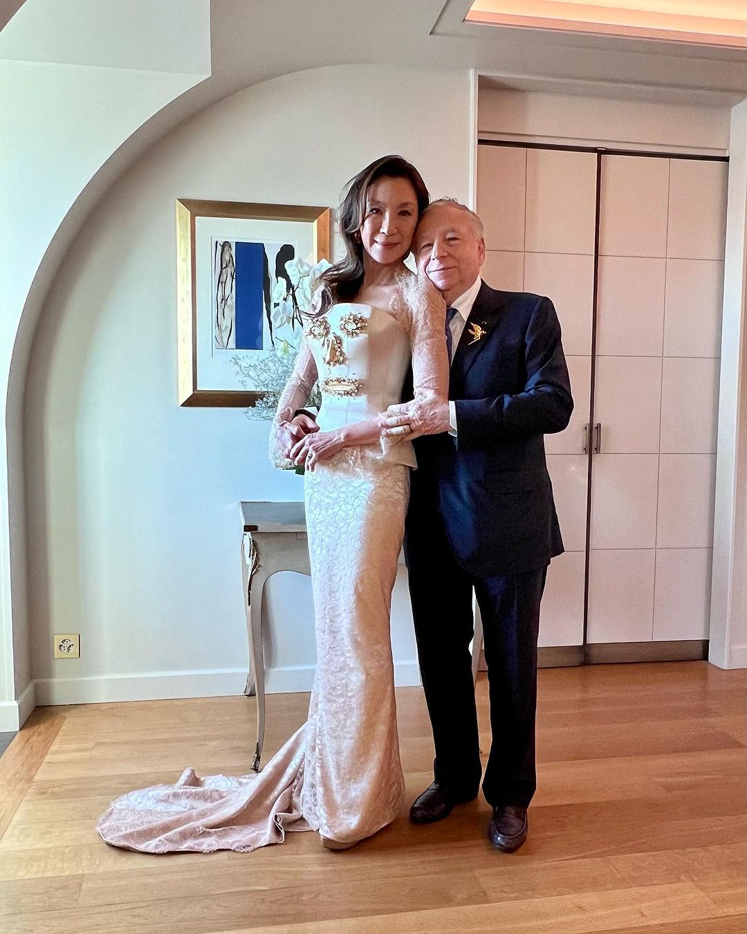 Após 19 anos noiva, Michelle Yeoh casa usando icônico vestido Schiaparelli