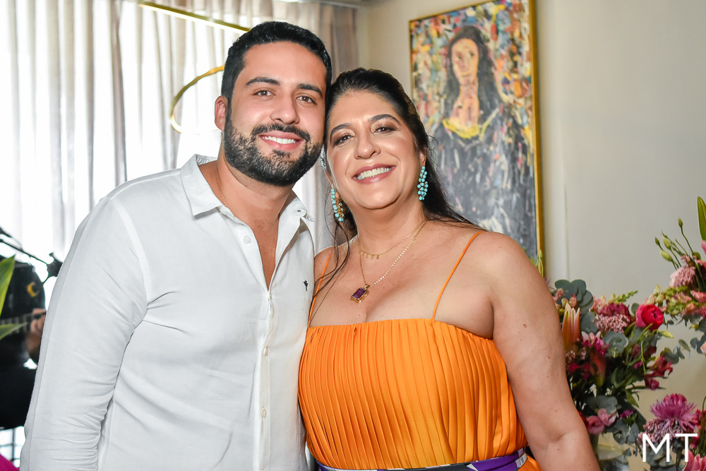 Elisa Oliveira celebra festa de aniversário surpresa com amigos e familiares