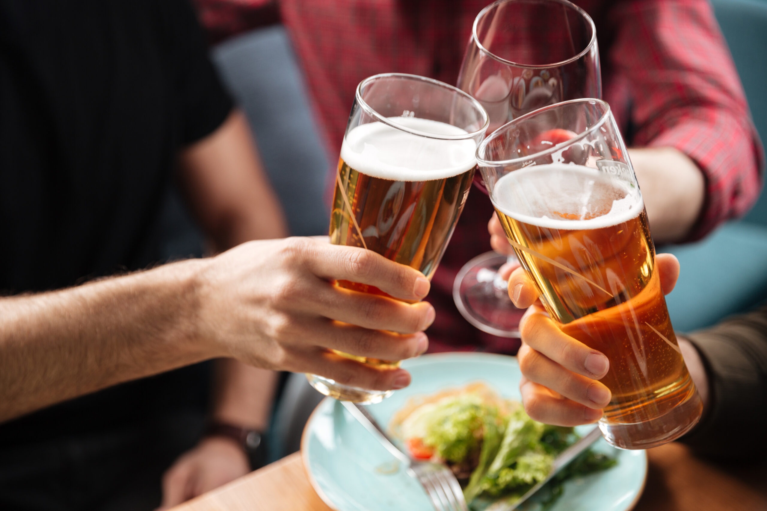 Dia da cerveja: conheça a origem da data e lugares para apreciar a bebida em Fortaleza
