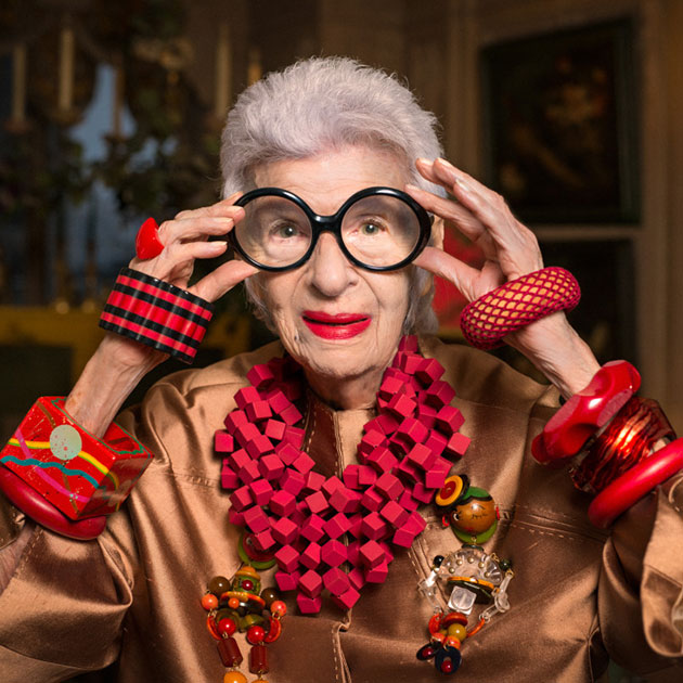 Os acessórios mais icônicos de Irís Apfel, a fashionista centenária