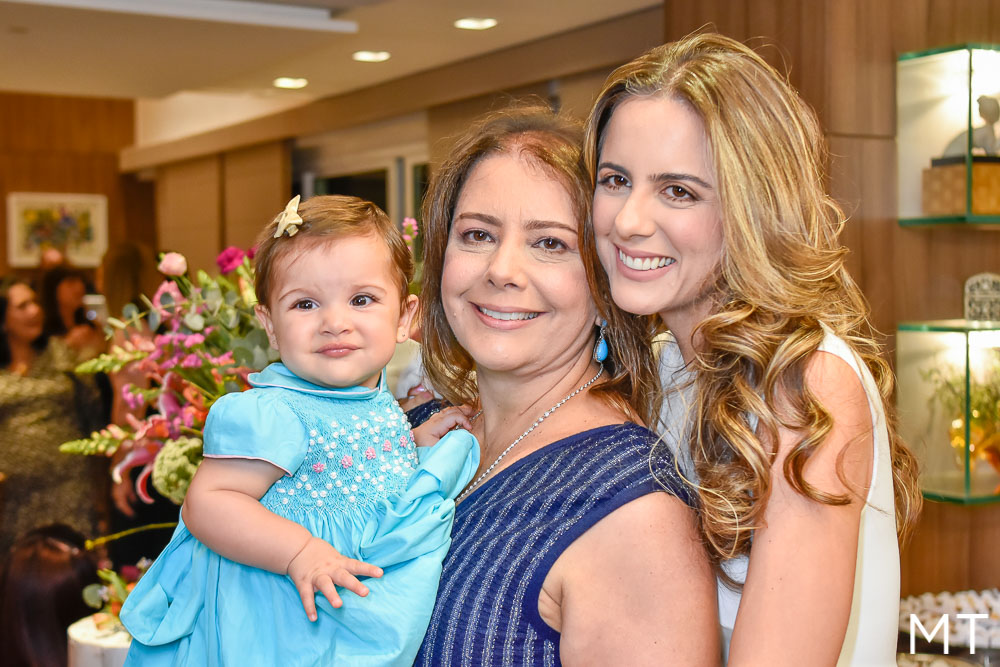 Cláudia Gradvohl celebra aniversário e apresenta sua neta Luiza para amigas e familiares