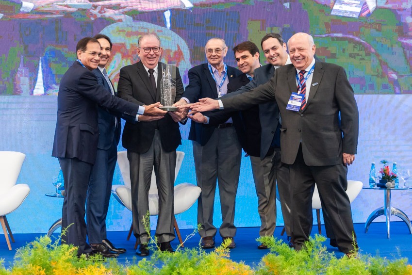 Ricardo Cavalcante recebe troféu Jurandir Picanço em abertura do Proenergia Summit 2023