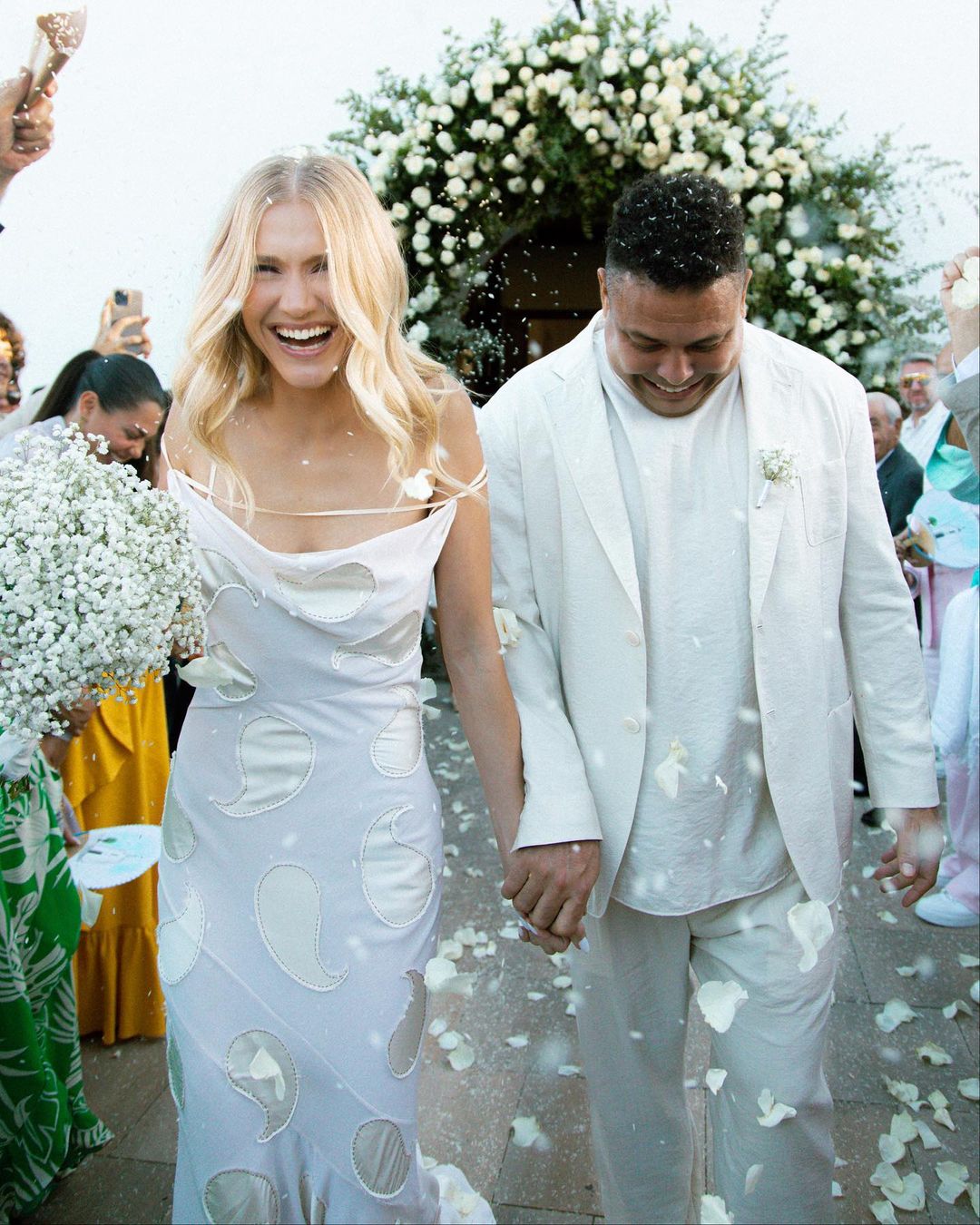 Ronaldo Fenômeno e Celina Locks se casam em Ibiza; veja detalhes do vestido de noiva
