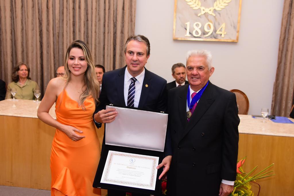 Camilo Santana recebe Título de Acadêmico Honorário da Academia Cearense de Letras