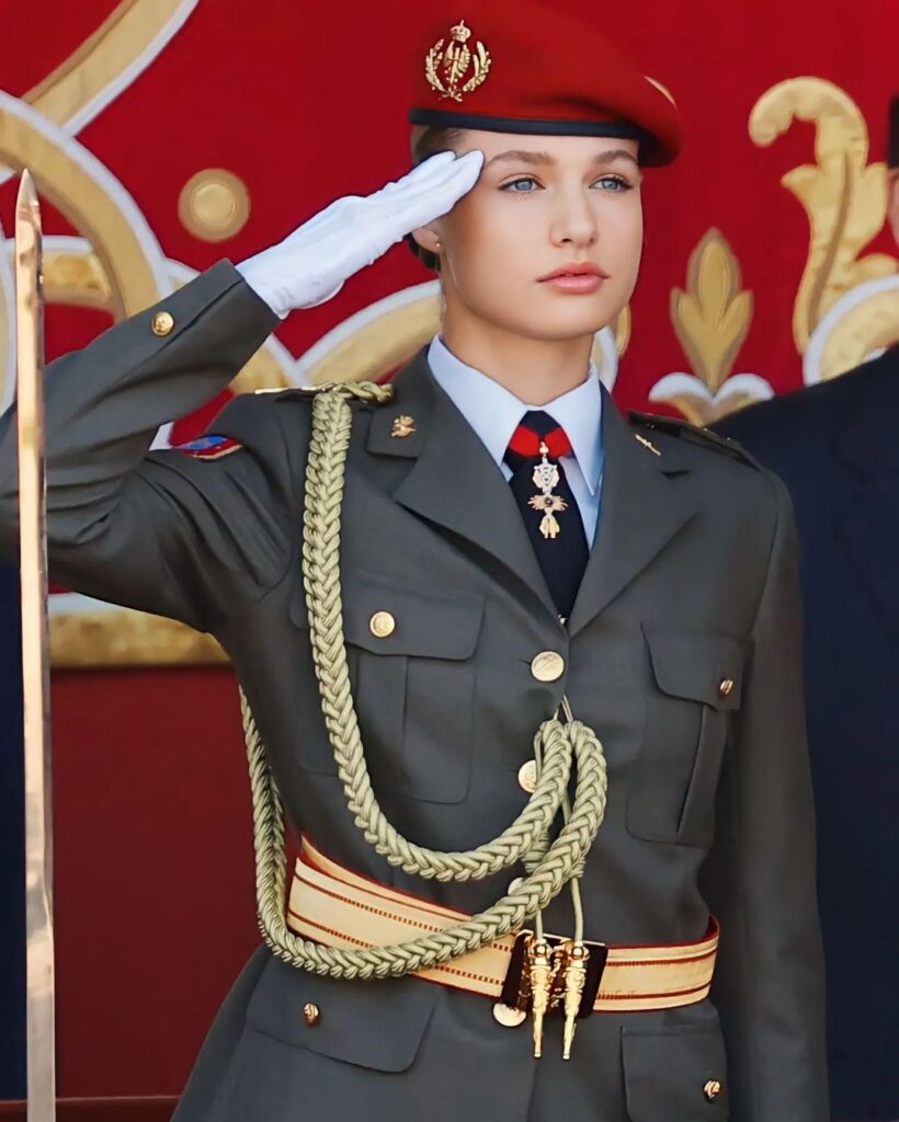 A princesa Leonor acaba de iniciar o treinamento militar na academia do Exército e continuará na Aeronáutica e na Marinha, como fez Felipe VI