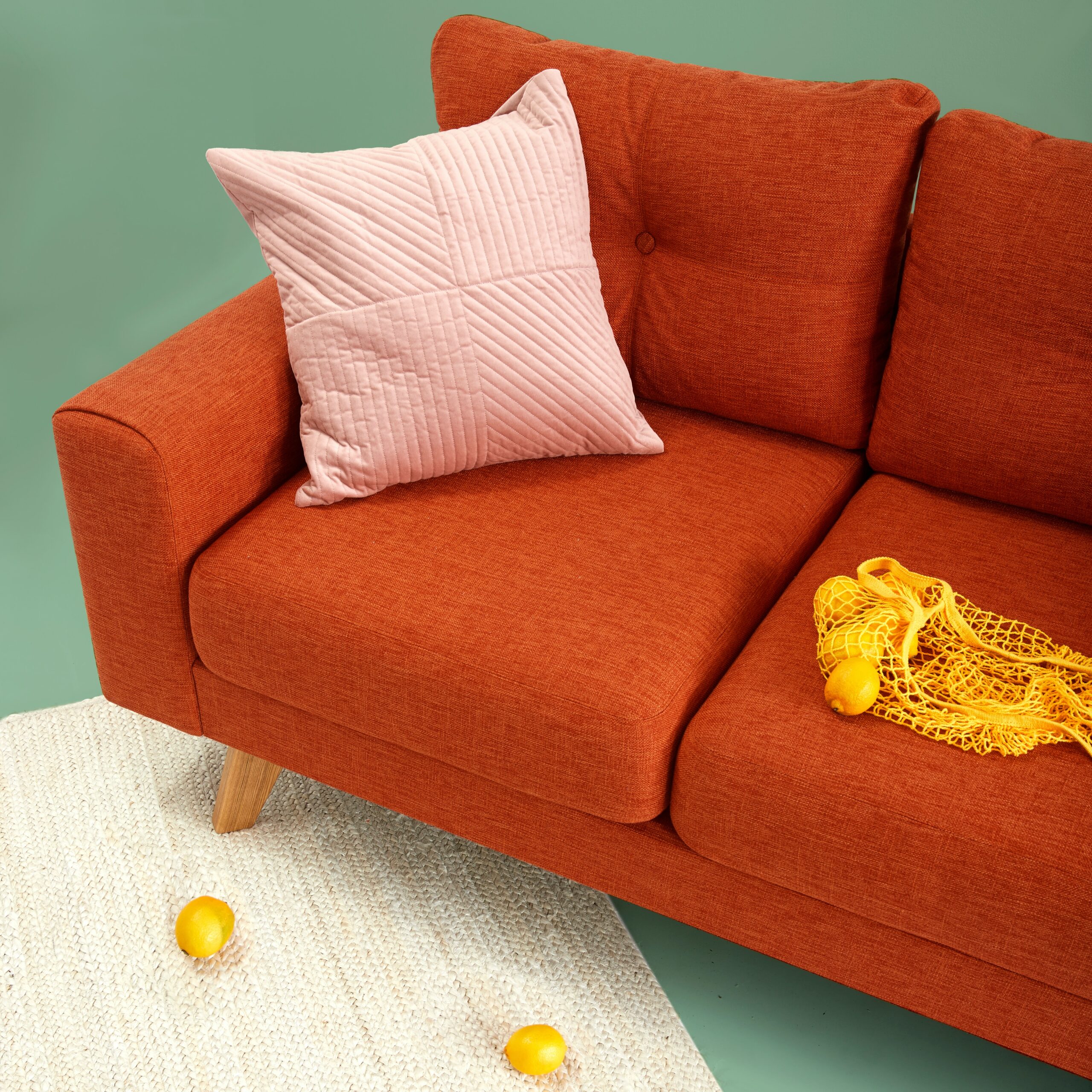 Como decorar a casa usando almofadas? Veja dicas simples