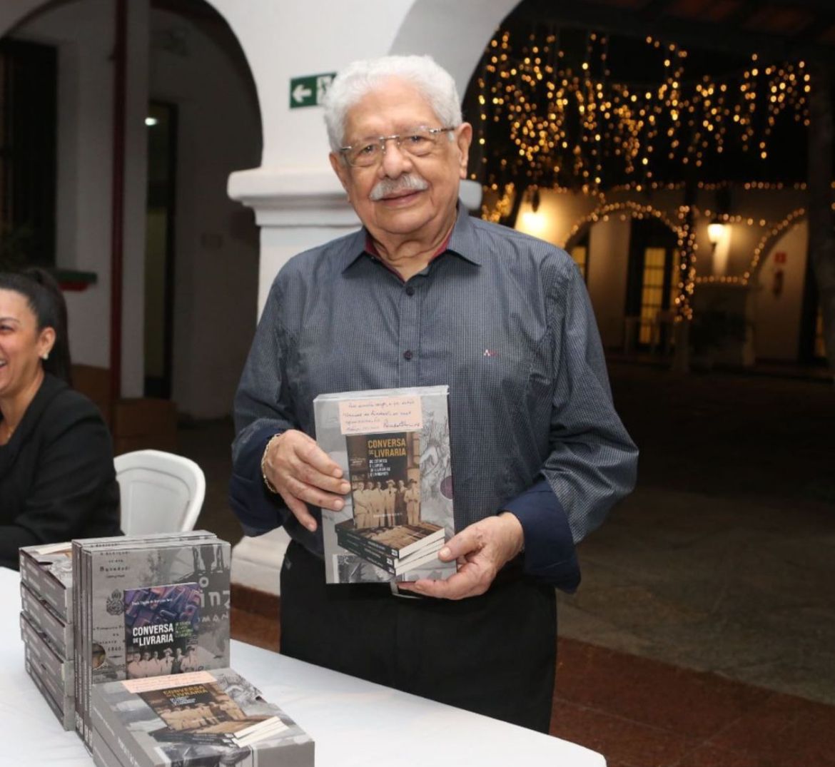 Lançando novo livro, Paulo Elpídio de Menezes Neto realiza noite de autógrafos