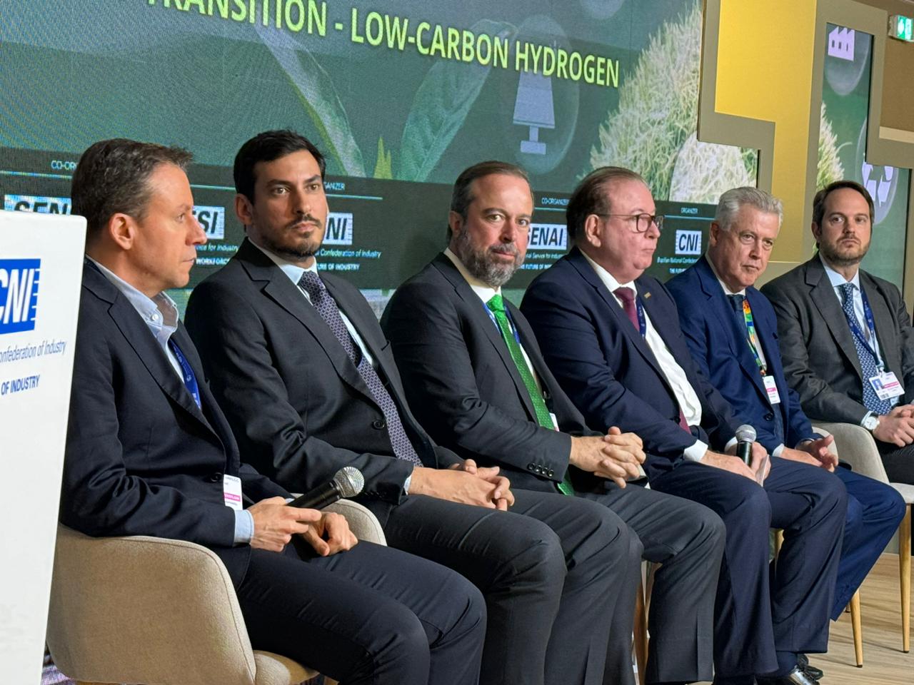 Ricardo Cavalcante modera painel sobre Hidrogênio de Baixo Carbono durante a COP28, em Dubai