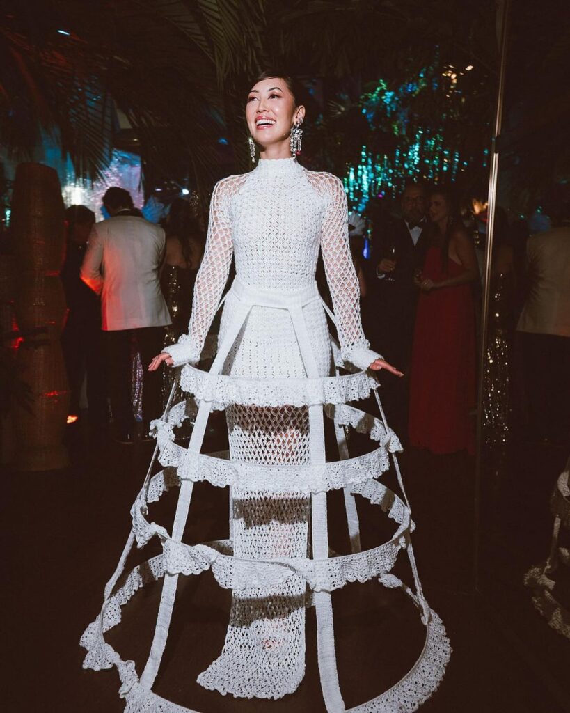 A atriz Ana Hikari escolheu um look da grife baiana Ateliê Mão de Mãe para o Baile do Rosewood