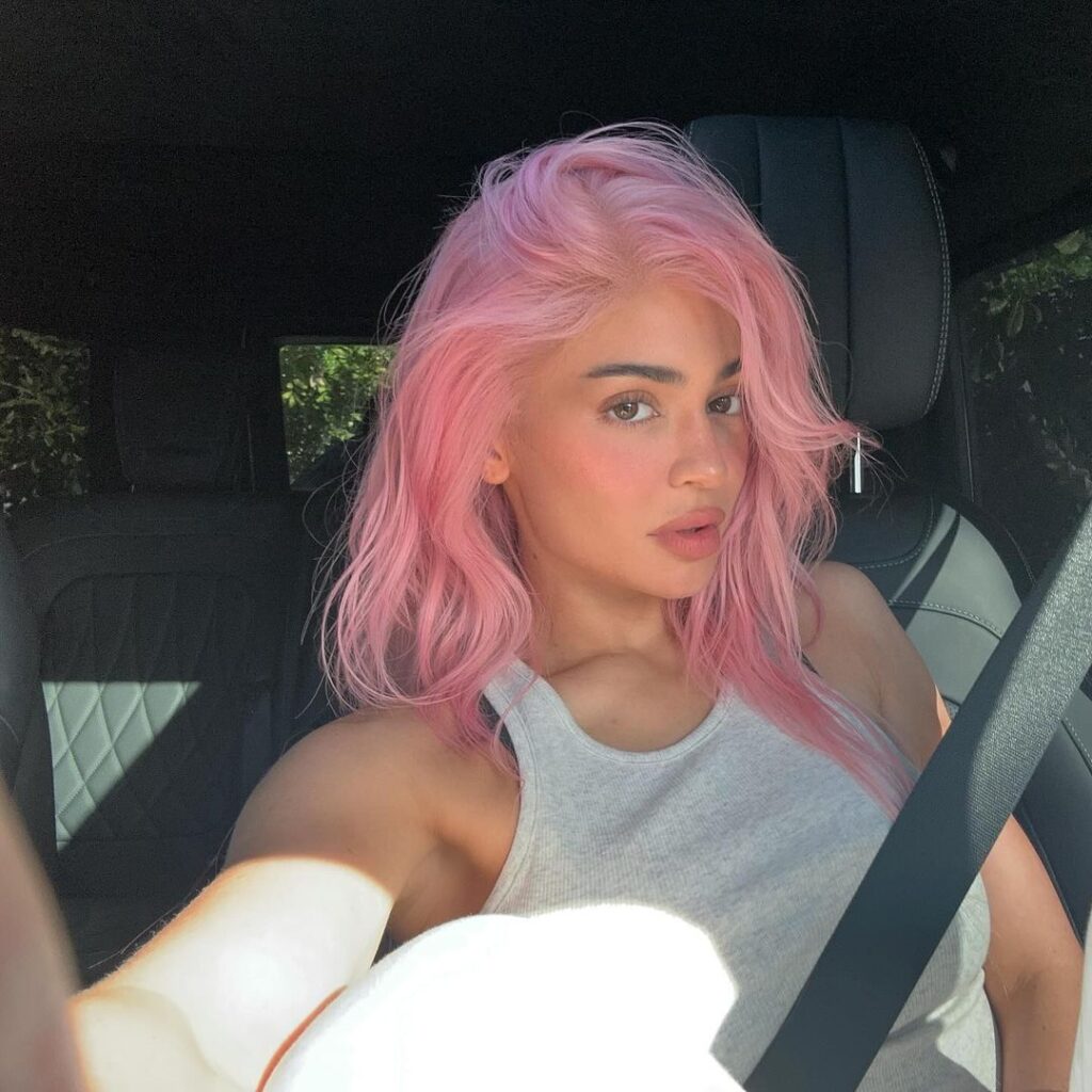 Em 2024, Kylie Jenner pintou o cabelo de rosa, como ela usava na adolescência, no estilo Tumblr, em 2014. 