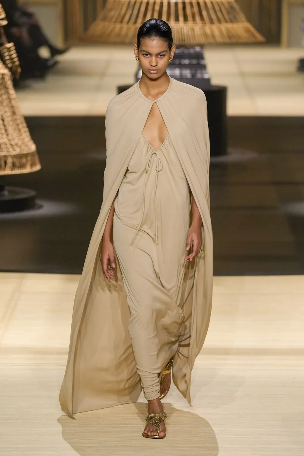 Modelo brasileira encerra desfile da Dior na Paris Fashion Week 2024