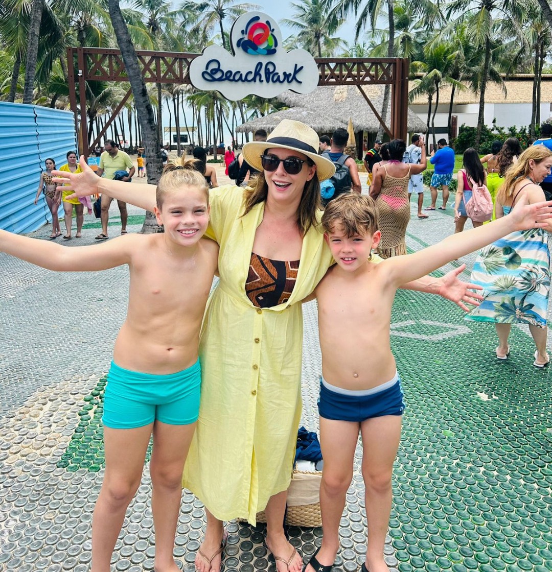Atriz Regiane Alves se diverte com filhos no Beach Park