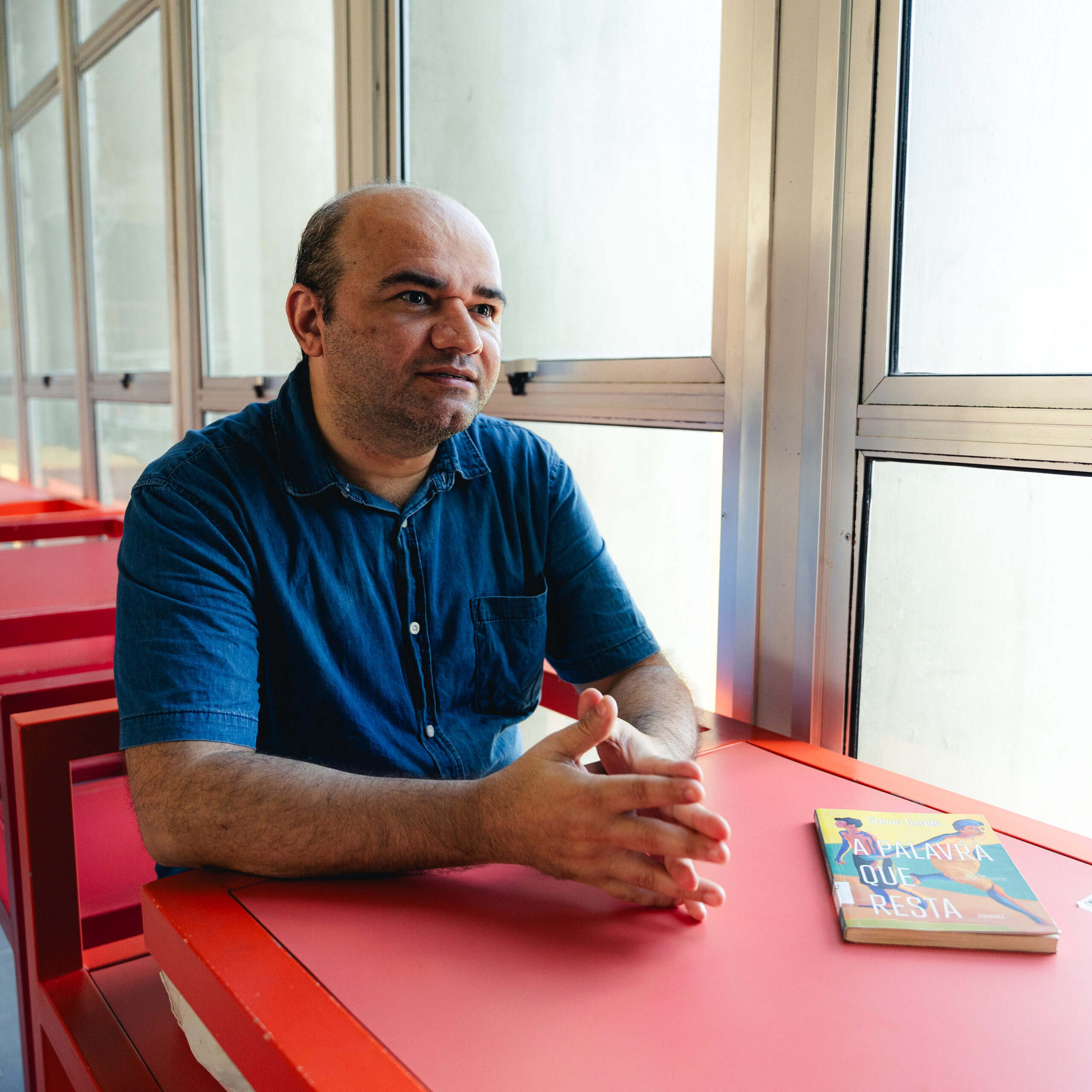 Conheça o escritor cearense Stênio Gardel, vencedor do National Book Award nos EUA