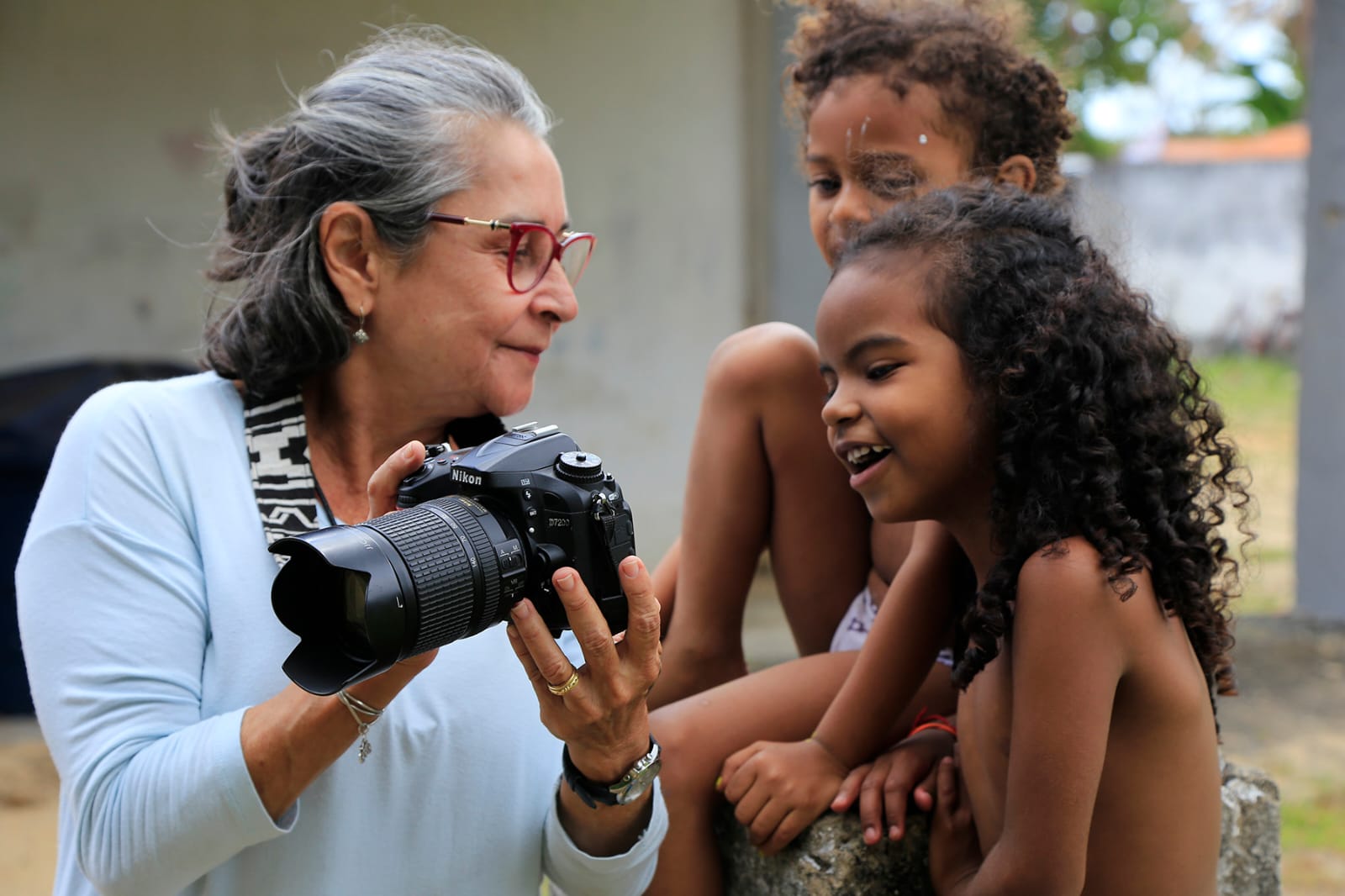 Fotógrafa Sheila Oliveira lança livro sobre educação indígena e quilombola no Ceará